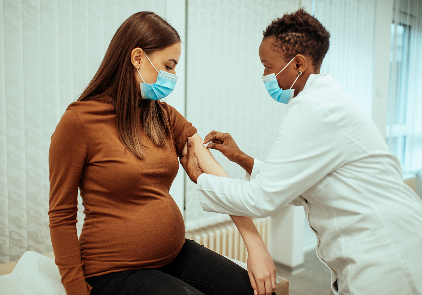 آیا در صورت بارداری باید واکسن بزنم؟