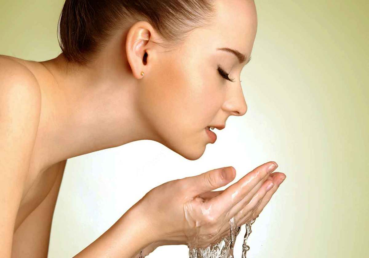 غسل الوجه والأنف بعد عملية تجميل الأنف