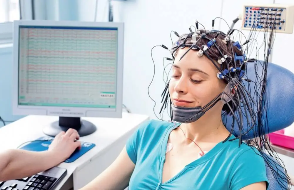 فحص مخطط كهربية الدماغ أو التخطيط الكهربائي للدماغ (EEG) فی ایران