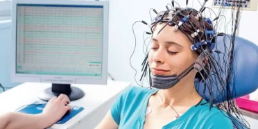 فحص مخطط كهربية الدماغ أو التخطيط الكهربائي للدماغ (EEG) فی ایران