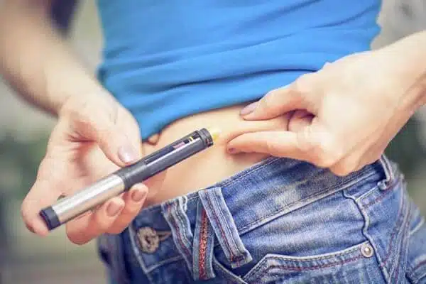 picture-of-woman-doing-injection-with-insulin-pen_medium