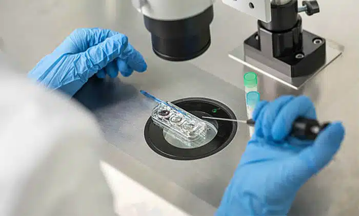 photo-woman-self-administering-injection-2